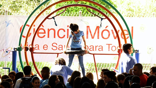 Foto de menina no girotech