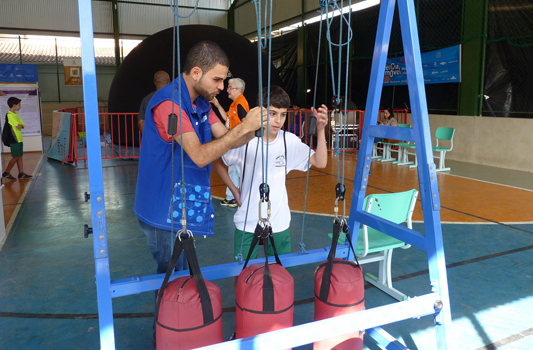 Criança participando de atividade