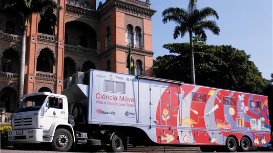 Caminhão do ciência móvel em frente ao castelo da Fiocruz