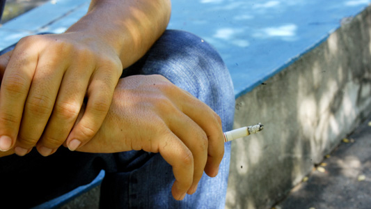 Homem fumando