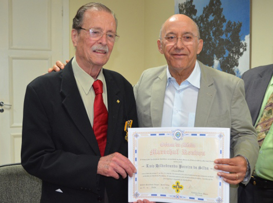 Imagem de dois homens segurando um certificado