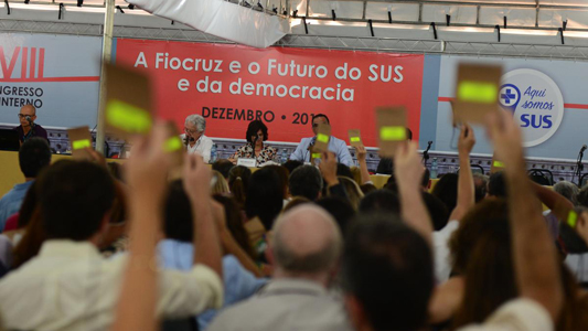 Participantes do congresso votando