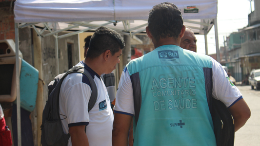 Foto de agente de saúde trabalhando em Manguinhos