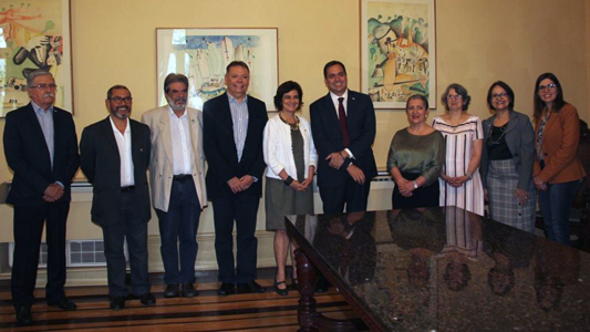 Nísia Trindade com participantes da reunião