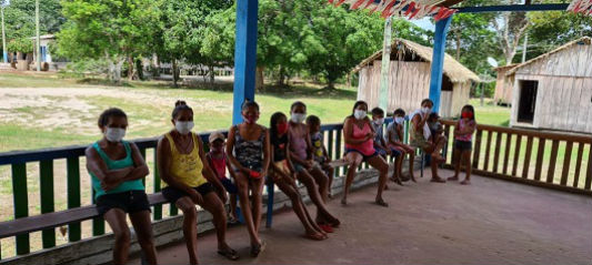 Pessoas esperando atendimento