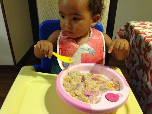 Criança comendo
