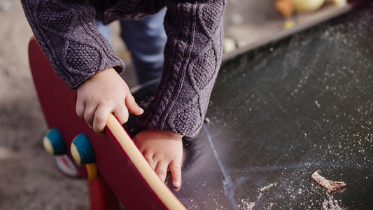 Criança brincando na creche