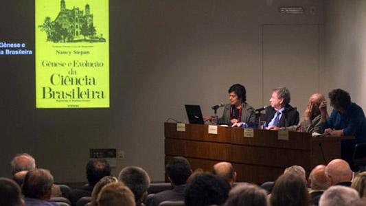 Nísia Trindade falando no evento