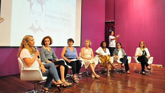Pesquisadoras da Fundação reunidas no auditório do Museu da Vida