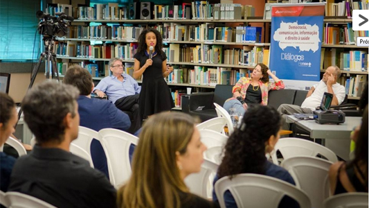 Foto com os participantes da mesa Comunicação, Informação e Direitos Humanos