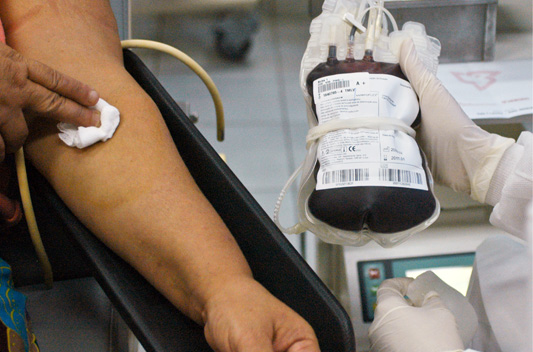 Mulher doando sangue