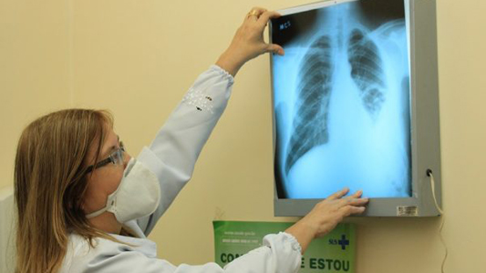 Médica Joycenea Matsuda fazendo o diagnóstico da doença
