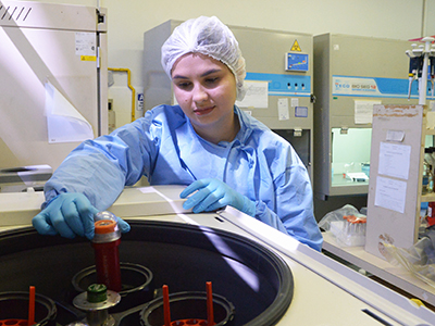 Profissional de laboratório com tubos de ensaio e equipamentos de pesquisa