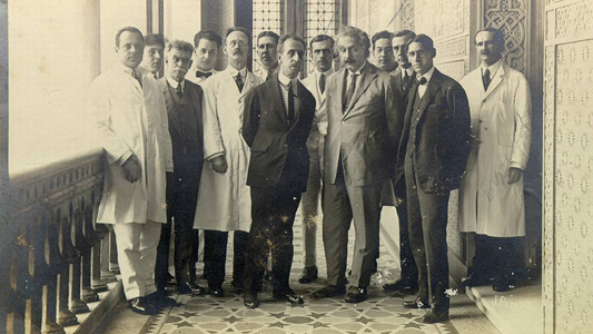 Foto de Albert Einstein visitando o Instituto Oswaldo Cruz em 1925.