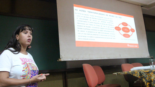 Mulher apresentando trabalho