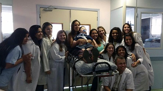 Equipe médica do IFF reunida com o Gabriel