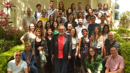 Foto da equipe de trabalho do laboratório de pesquisas sobre o Timo do IOC