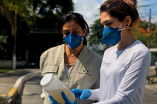 Pesquisadoras da Fiocruz em atividade de coleta de amostras