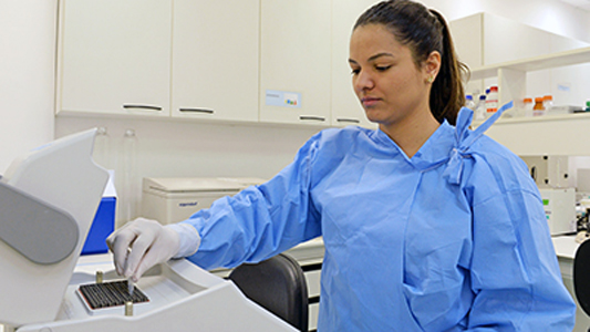 Pesquisadora no laboratório