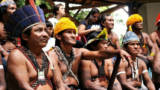 Índios munurukus reunidos