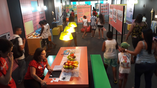 Crianças visitando a exposição com seus responsáveis