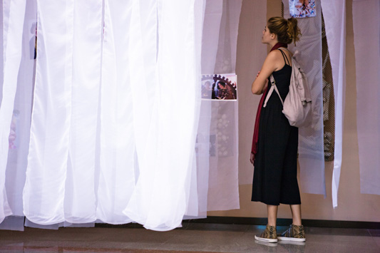 Menina na exposição