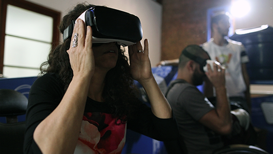 Mulher usando óculos virtual