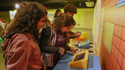 Pessoas na exposição