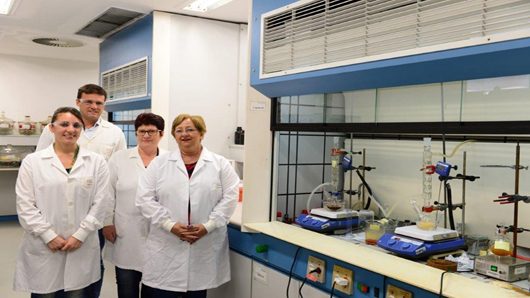 Foto de parte da equipe da síntese de fármacos dentro do laboratório