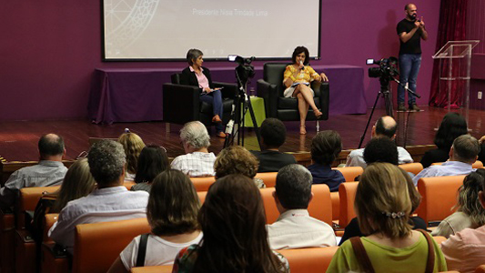 Nísia Trindade se apresentando no auditório