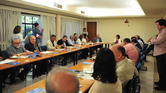 Parlamentares reunidos na Fiocruz