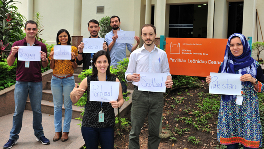 Seis estudantes estrangeiros reunidos