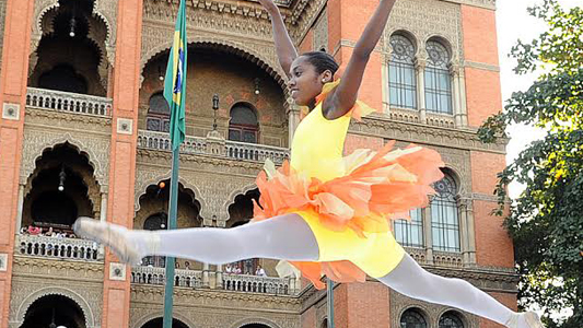 Bailarina salta diante do castelo mourisco