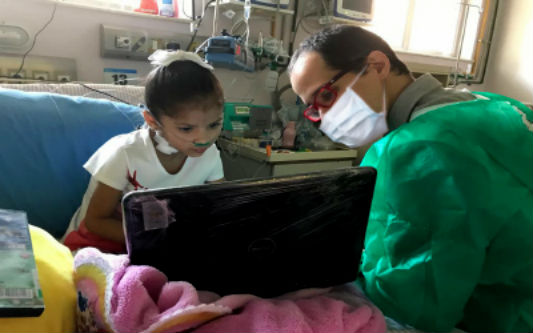 Voluntário com uma criança