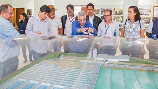 Pesquisadores na estação de tratamento do Guandu