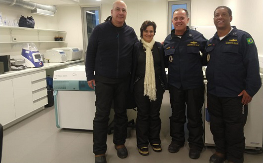 Nísia Trindade e pesquisadores no Fiolab