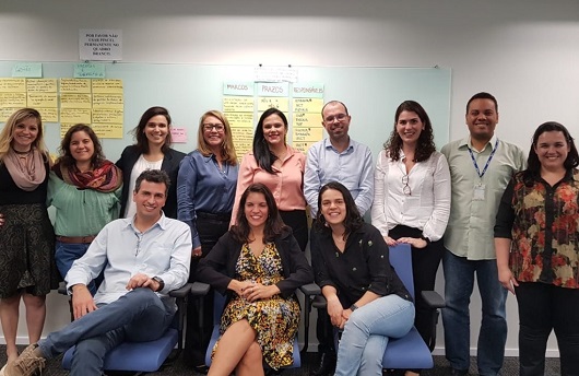 Participantes da 2ª oficina de cocriação do OGP, entre eles a pesquisadora do GTCA, Vanessa Arruda (da direita para a esquerda, a terceira, em pé). Crédito: CGU