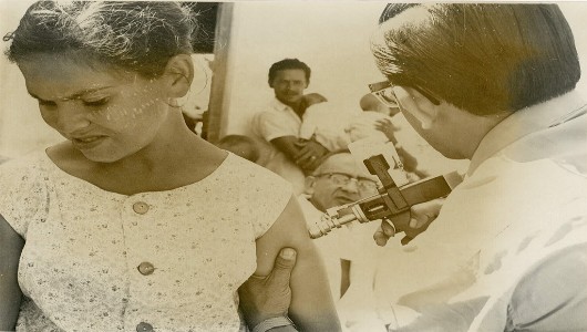 Menina sendo vacinada contra a varíola em Alagoas, no ano de 1970