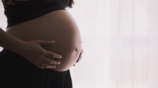 Barriga de uma mulher grávida