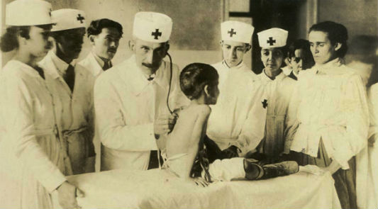 Imagem da base arch mostrando um médico cercado de pessoas