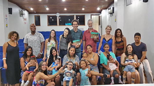 Equipe de elaboração do Guia junto com as famílias