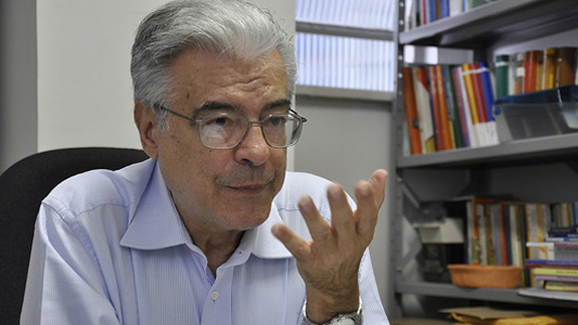O médico gesticula