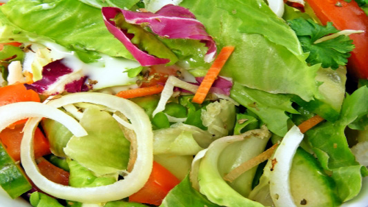 Salada com folhas verdes, cebolas e tomates