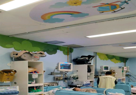 Unidade Intermediaria do IFF com adesivos de arco-íris no teto e paredes
