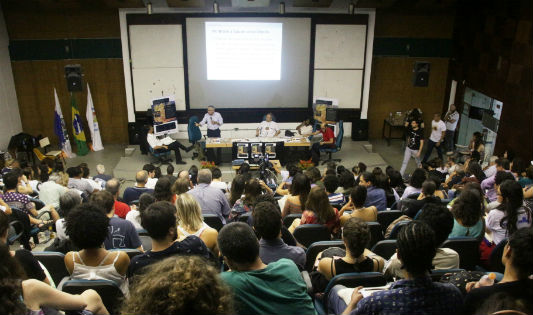Foto dos participantes na sala onde aconteceu oseminário