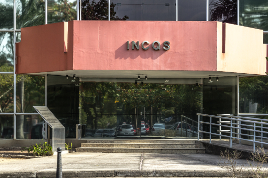 Entrada do prédio do INCQS