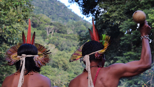 Dois índios de costas