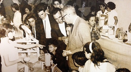 José Reis (à dir.), médico, virologista e patologista pelo Instituto Oswaldo Cruz (IOC)