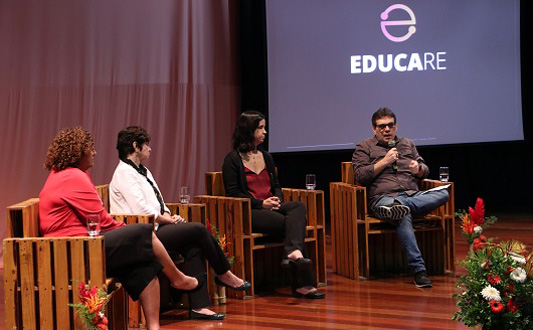 Palestrantes no palco do evento