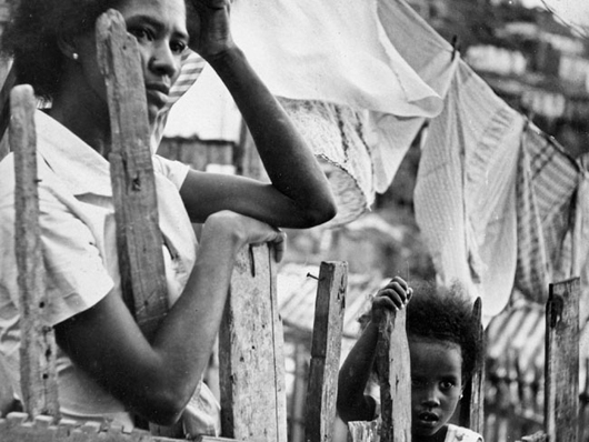 Duas moças fotografadas por Leeds na favela do Urubu, no Rio